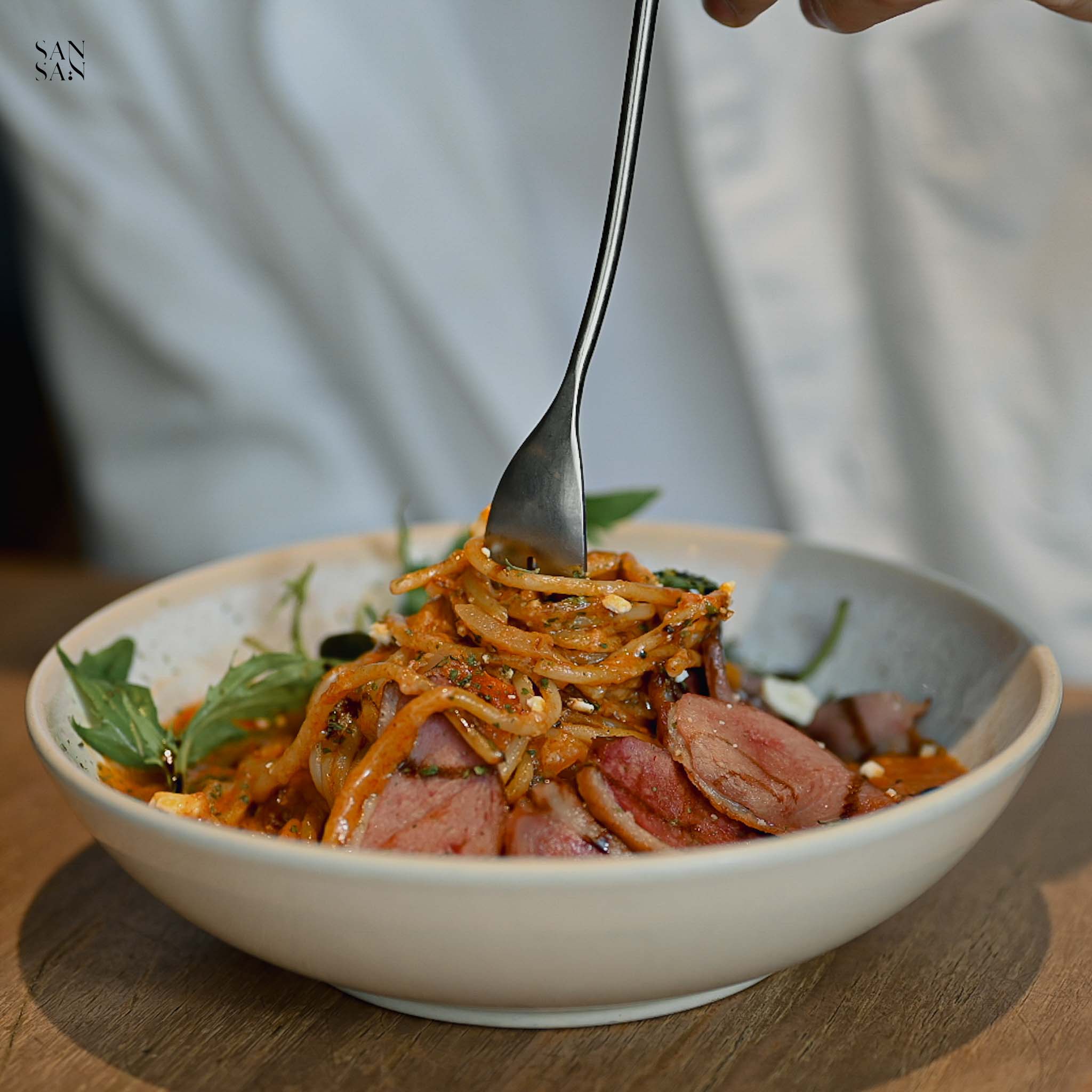 蕃茄起司煙燻鴨胸義大利麵 叉子捲麵特寫