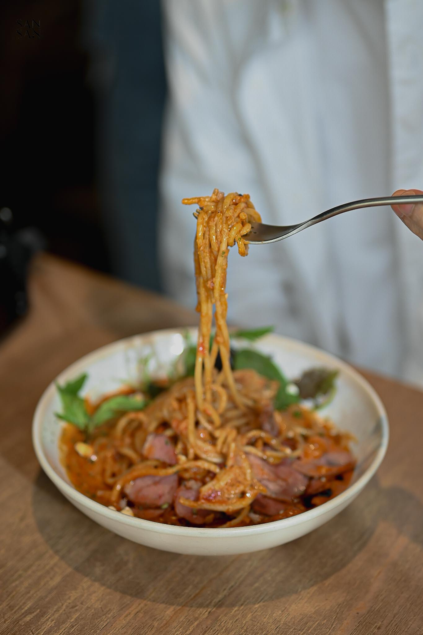 叉子捲起盤子中的義大利面畫面