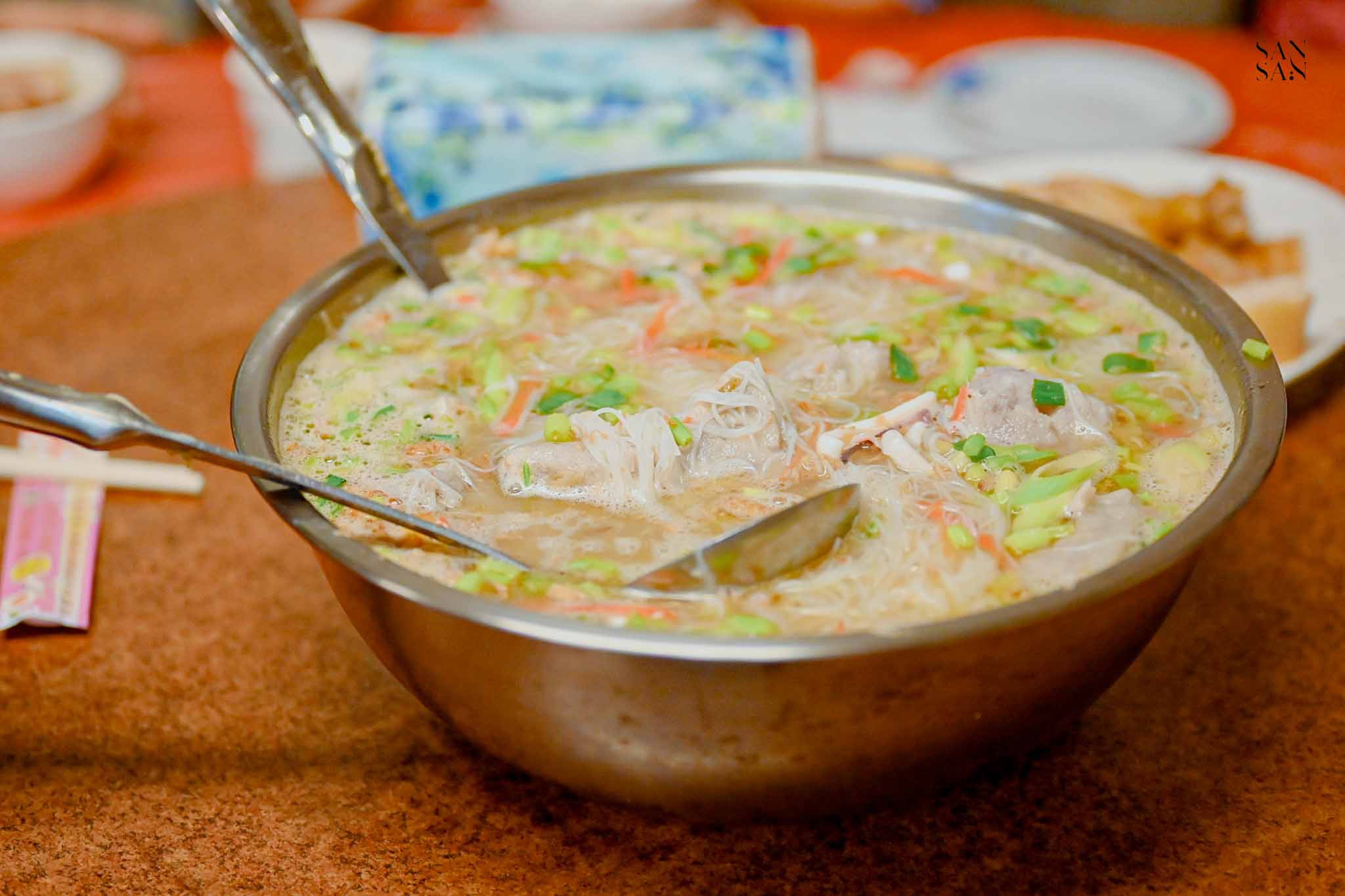 有雞料理招牌菜 一鍋芋頭海鮮米粉湯