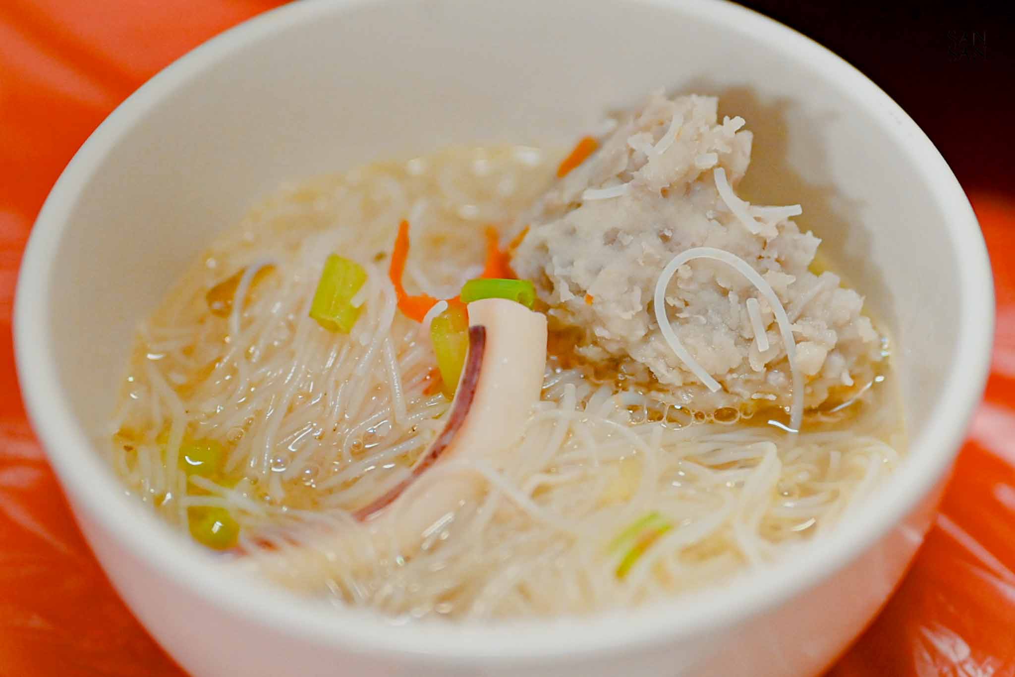 有雞料理招牌菜 一碗芋頭海鮮米粉湯特寫