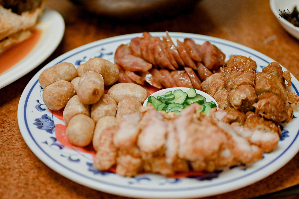 有雞料理招牌菜 四寶拼盤：芋泥丸、香腸、紅燒肉、雞捲