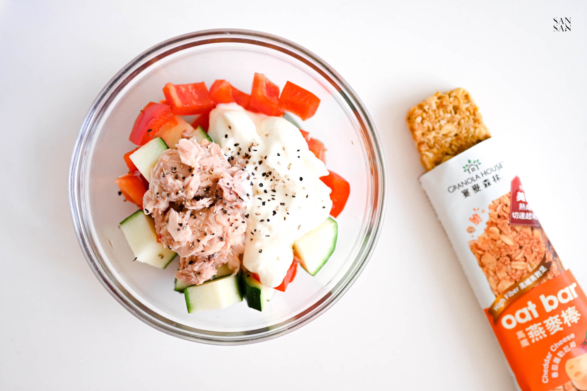優格搖搖杯食譜：雪坊5號優格、彩椒、節瓜、水煮鮪魚、胡椒鹽，旁邊有一包可以增加口感的燕麥棒