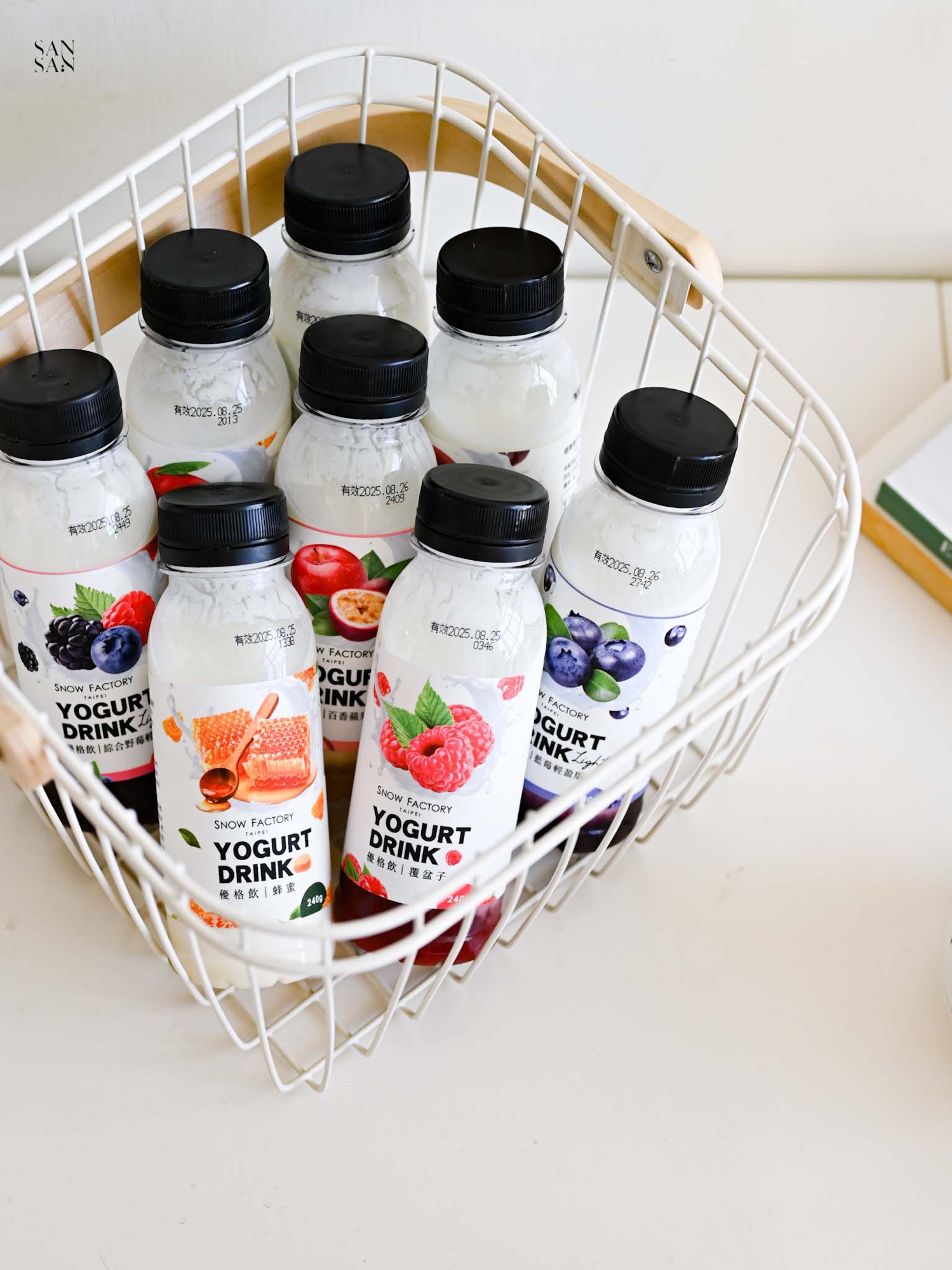 一籃雪紡的優格飲，有各種口味，如：覆盆子、蜂蜜、藍莓、綜合梅果、百香蘋果等