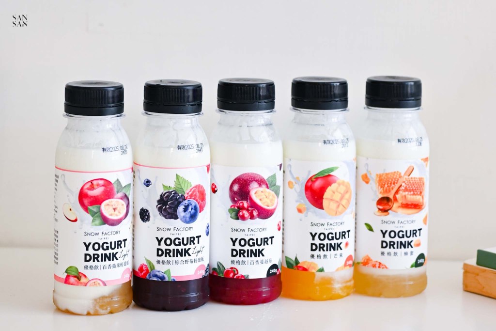 5瓶不添加香精、甜味劑的雪坊優格飲再桌上一字排開，口味由左至右：百香蘋果、綜合梅果、百香蔓越莓、忙妥、蜂蜜