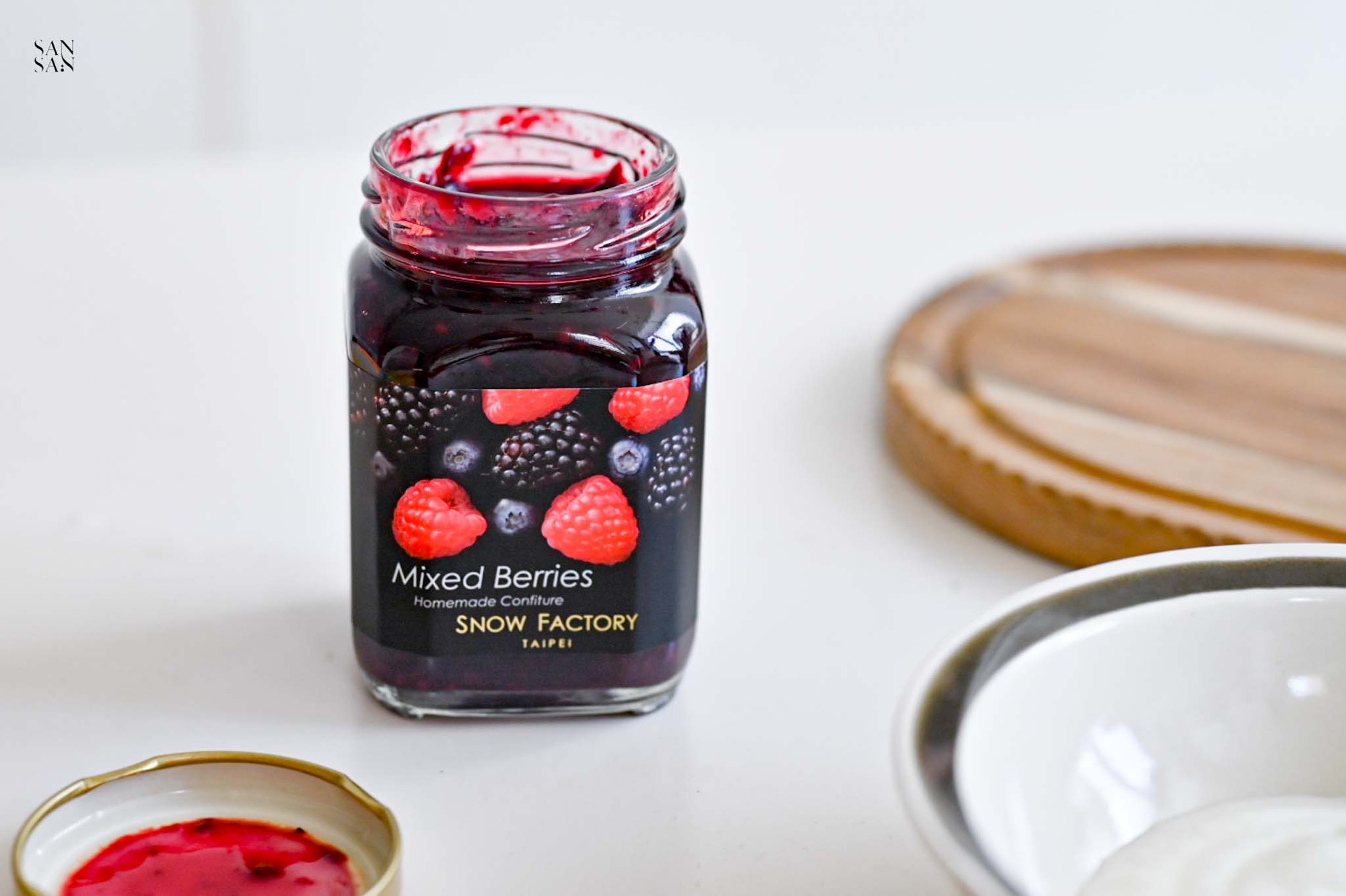 一罐打開的 雪坊優格-法式野莓果醬 擺放在桌上