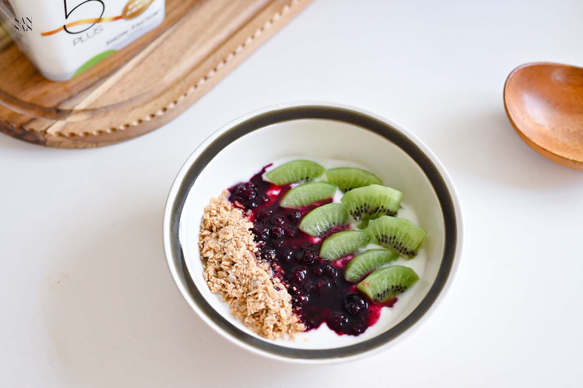 營養豐富的優格碗，食譜：雪坊優格加入綜合野莓果醬、新鮮奇異果、脆燕麥