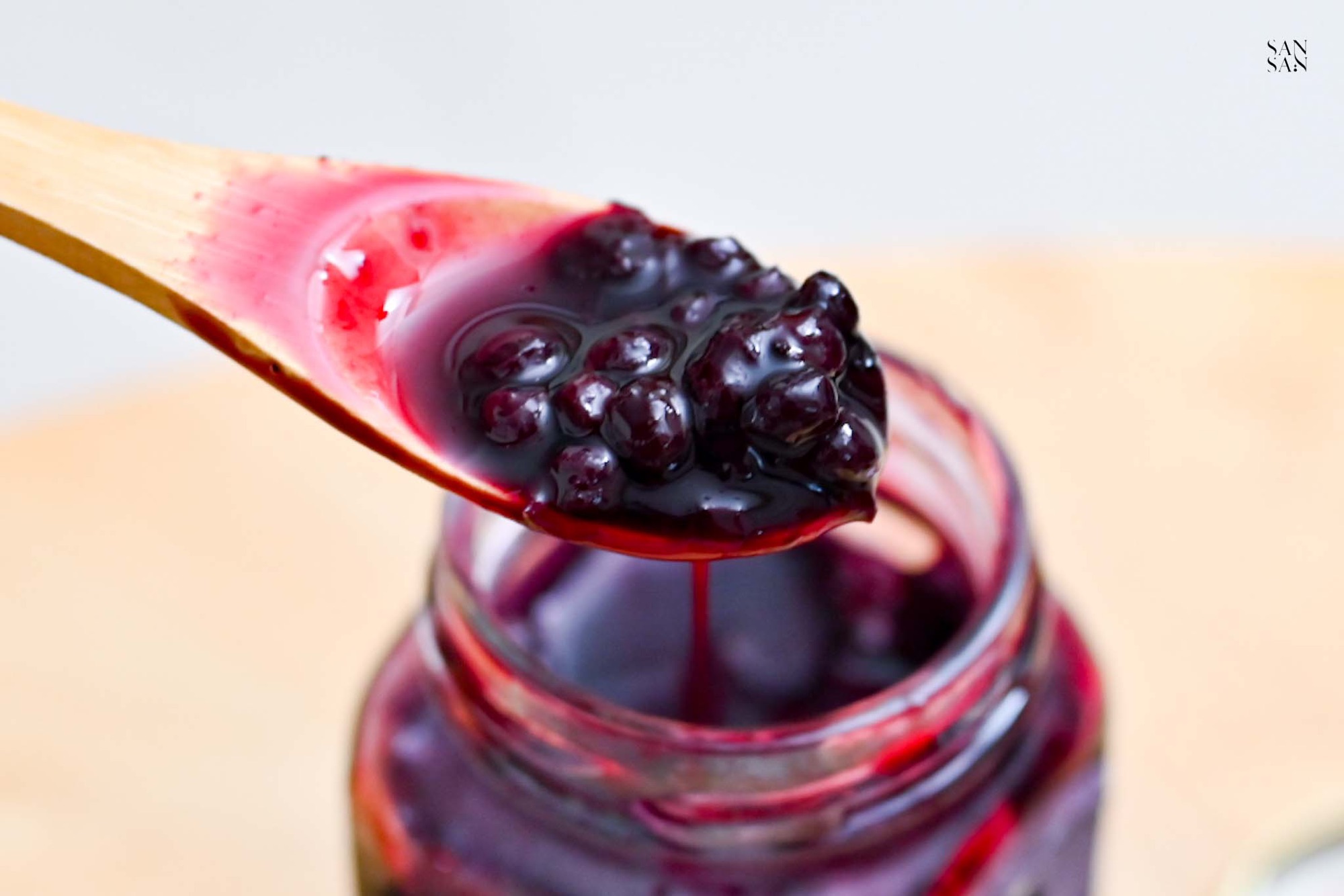 一勺滿是北美野生藍莓果粒的果醬，散發誘人可口的色澤