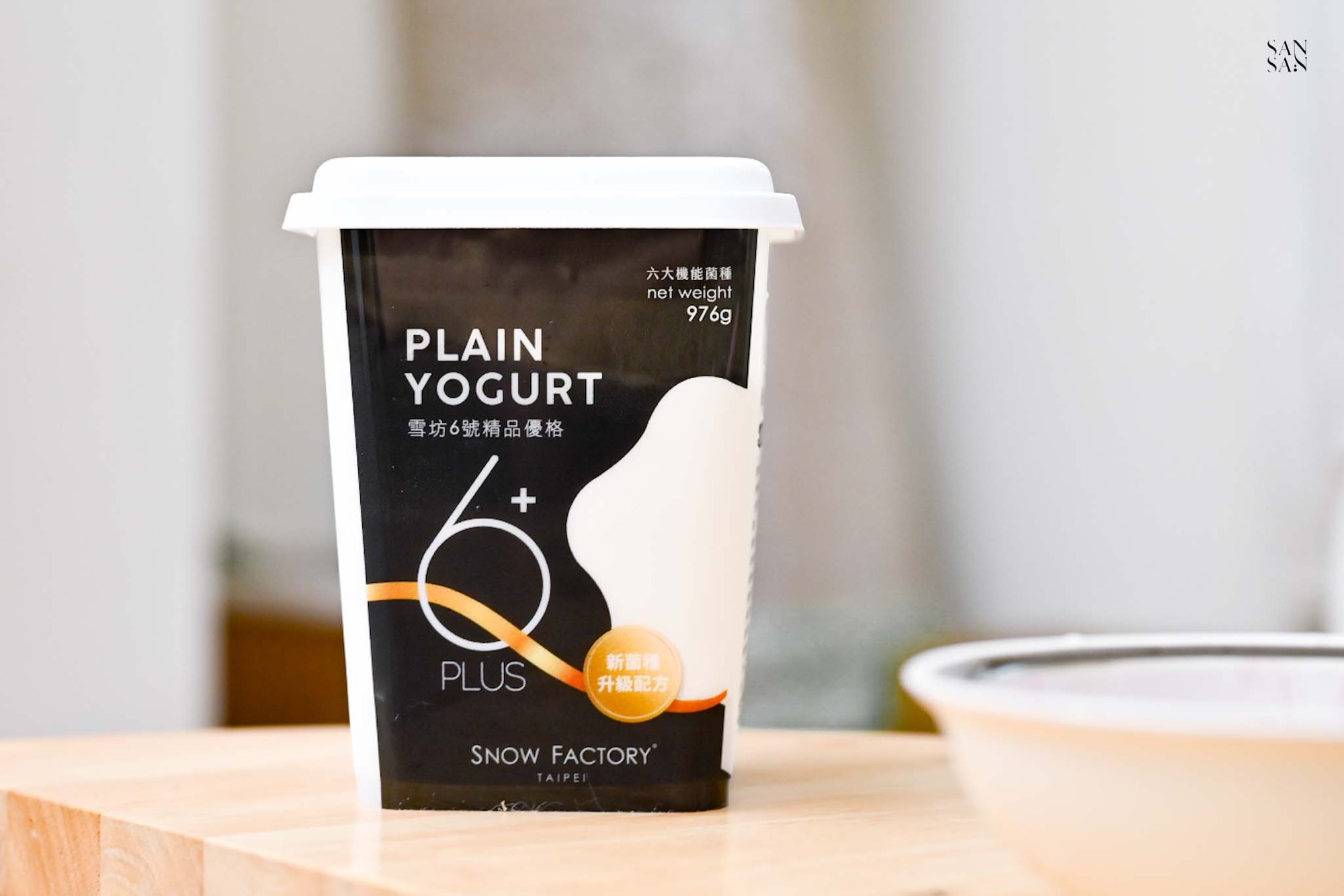 一罐6號精品優格擺放在桌上