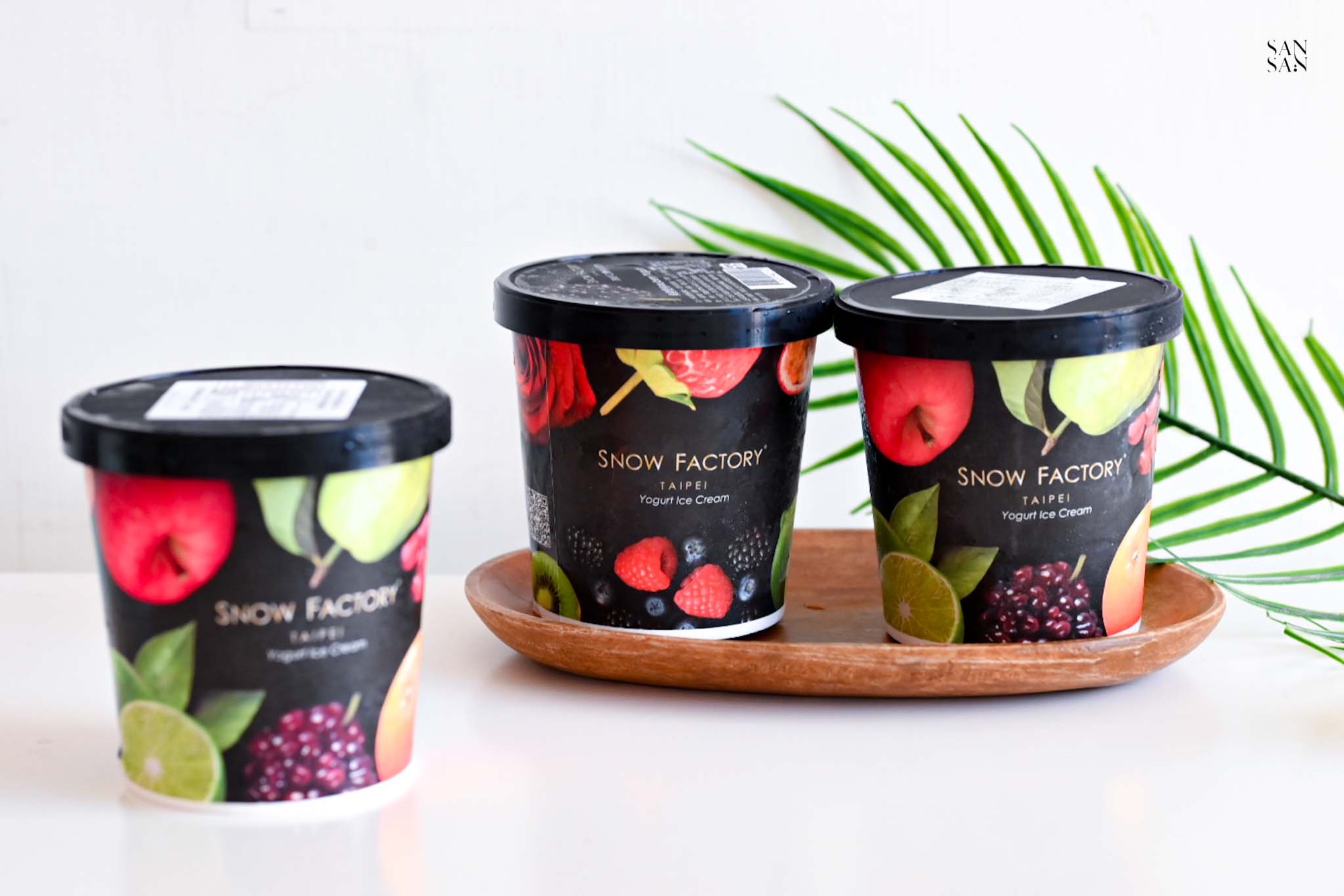 三罐桶裝470ml的雪坊頂極優格冰淇淋，擺放在桌上