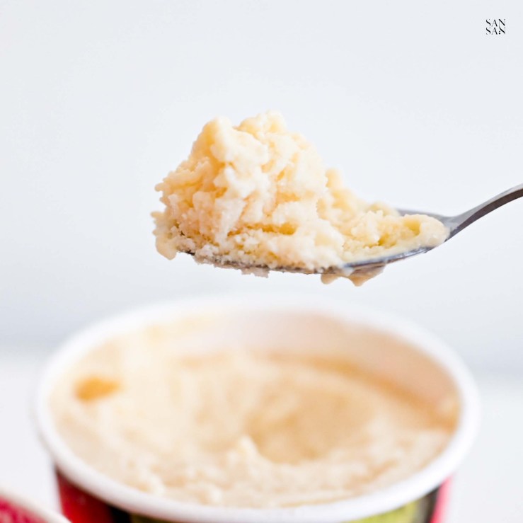 湯匙挖起一勺淡黃色的原味豆漿冰淇淋，質地有點沙沙狀