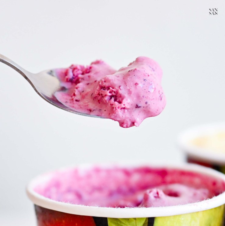 湯匙挖起一勺紫紅色的桑椹優格冰，質地類似冰沙