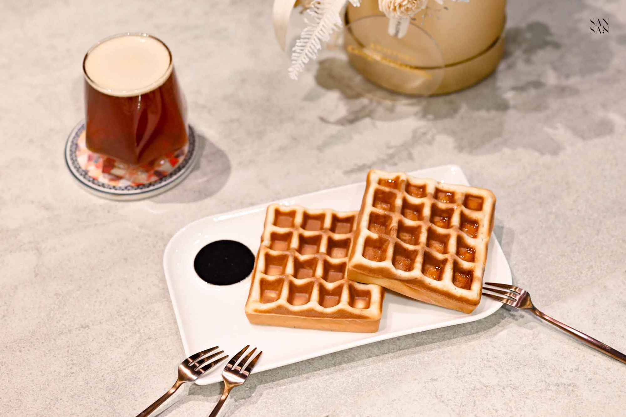 女主人現場製作香噴噴的米鬆餅米鬆餅 配上芝麻醬與蜂蜜