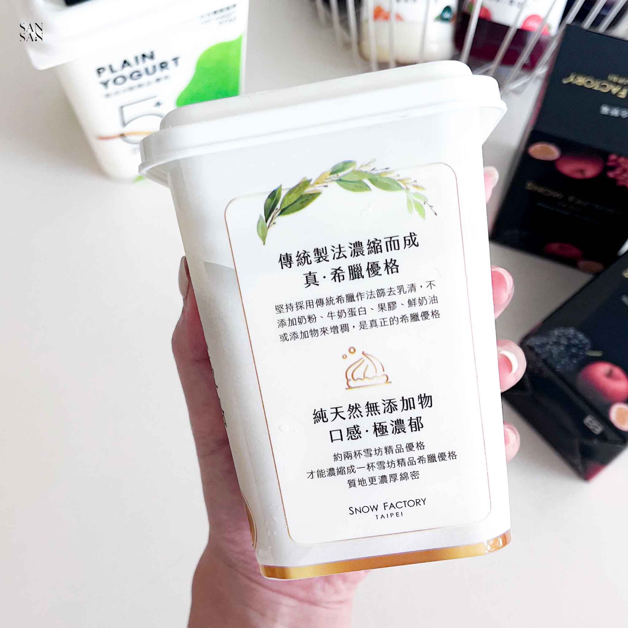 真希臘優格，外盒包裝上的大字說明：傳統製法濃縮而成，純天然無添加物，口感極濃郁