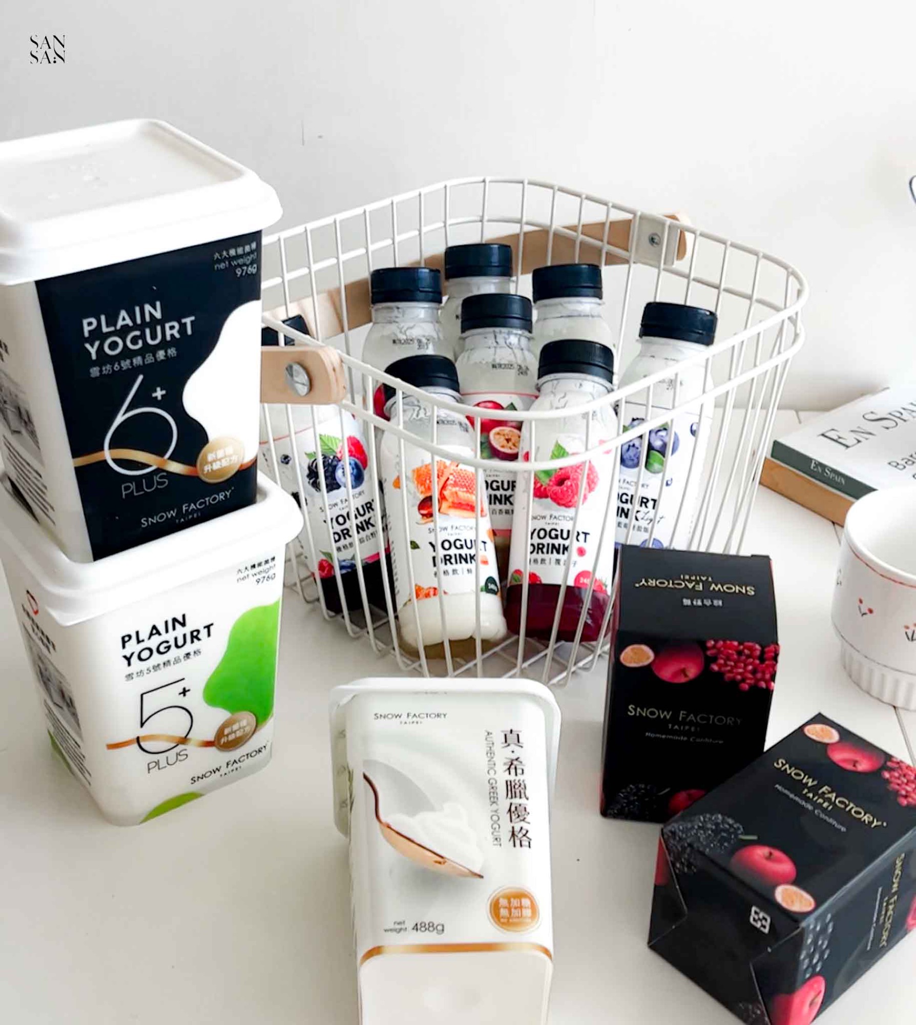 雪坊優格產品：5號/6號優格、希臘優格、優格飲、法式果醬，擺放在桌上展示，介紹團購活動
