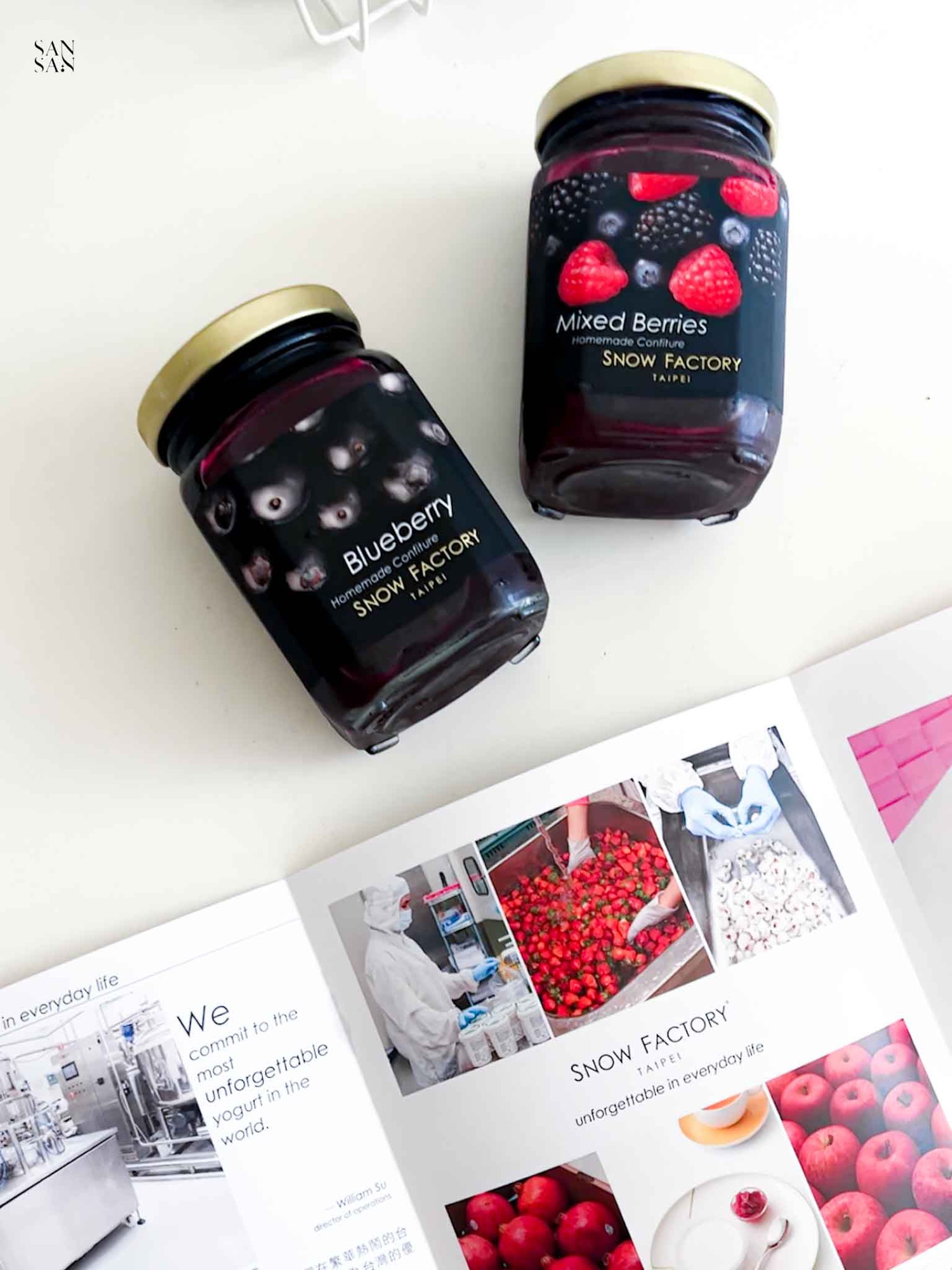 兩罐法式果醬擺放在桌上，旁邊是果醬製作的介紹文宣