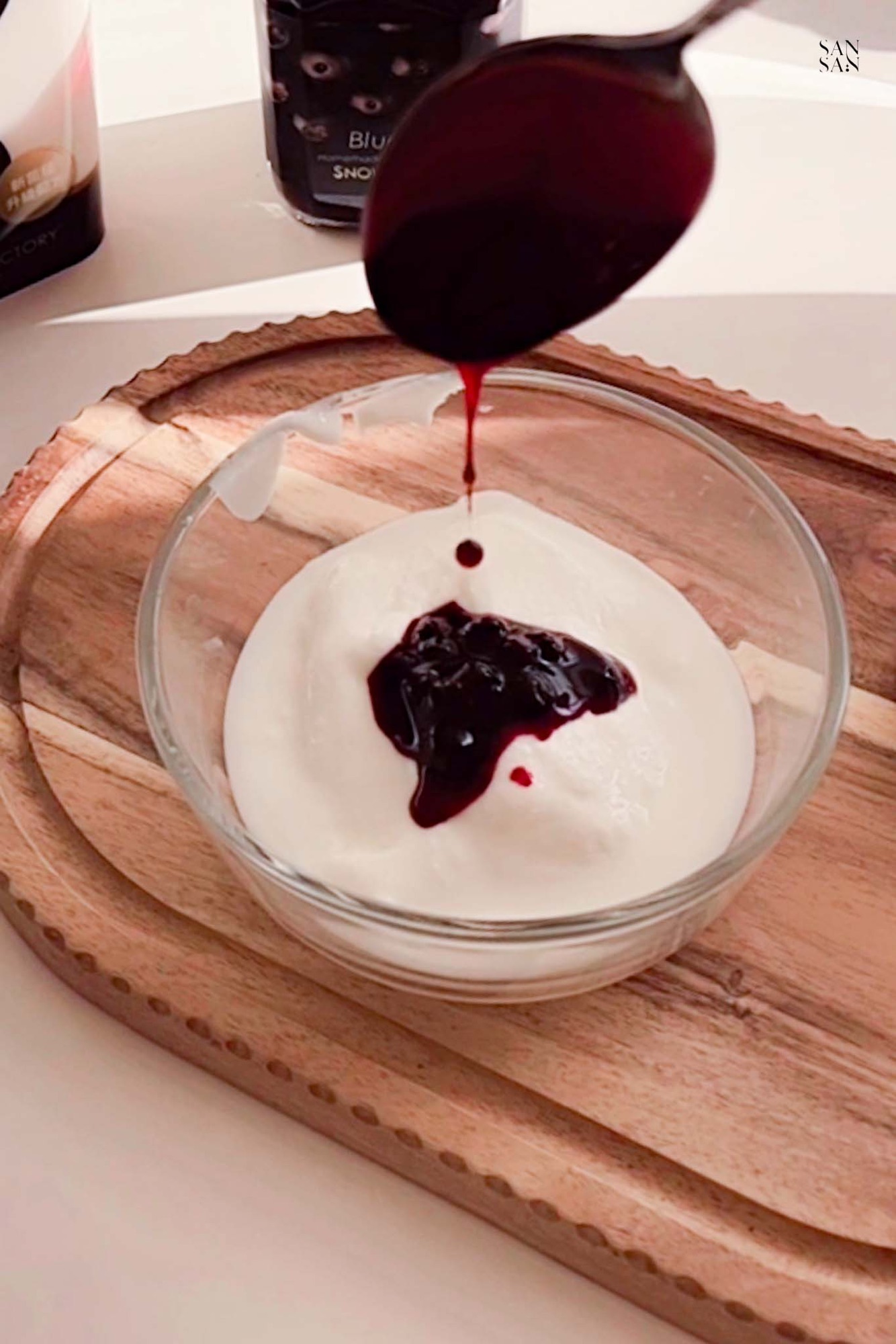 雪坊優格 加入藍莓果醬畫面