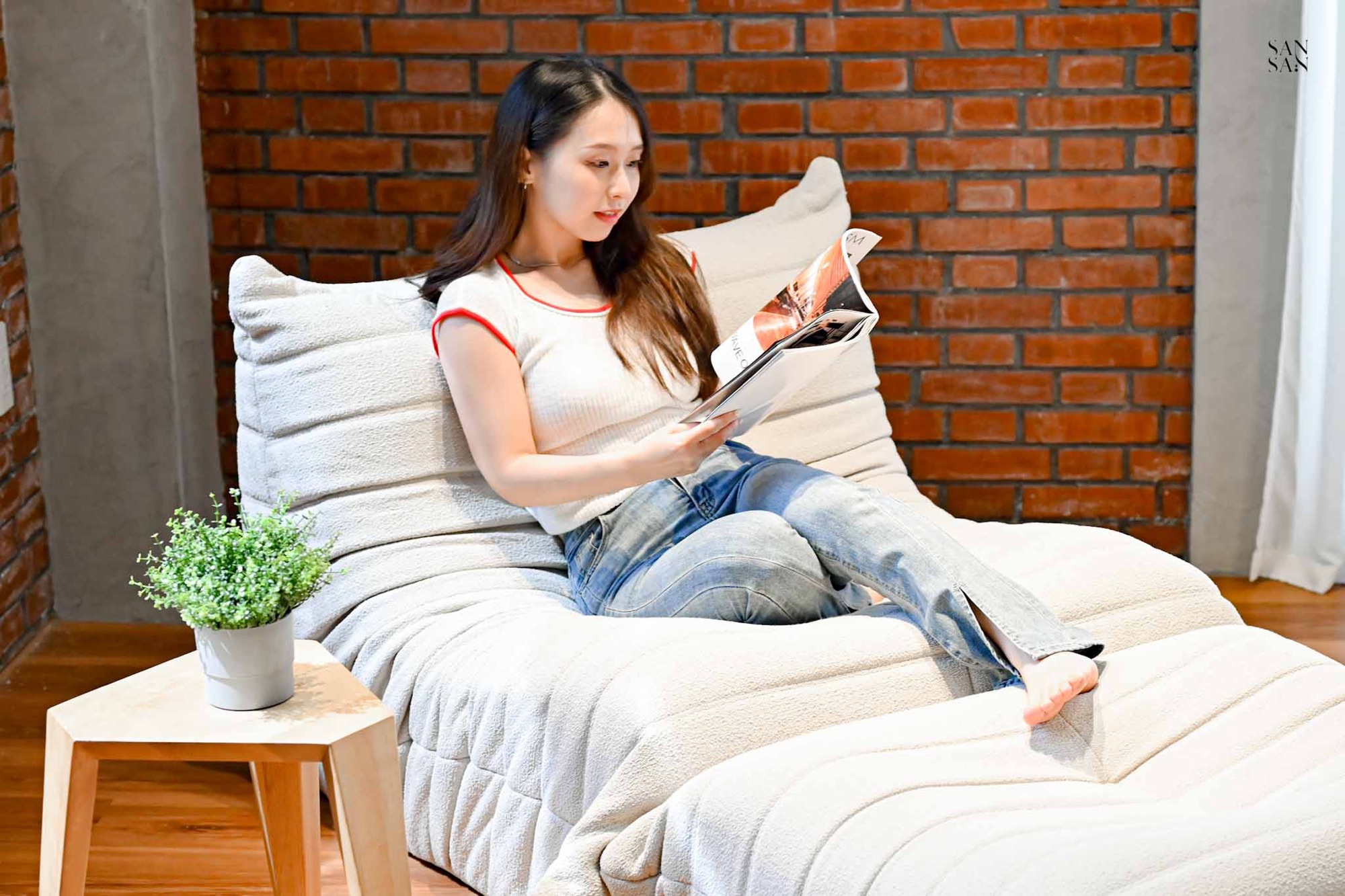 我拿著雜誌悠閒的在Jo毛毛蟲懶骨椅上試坐