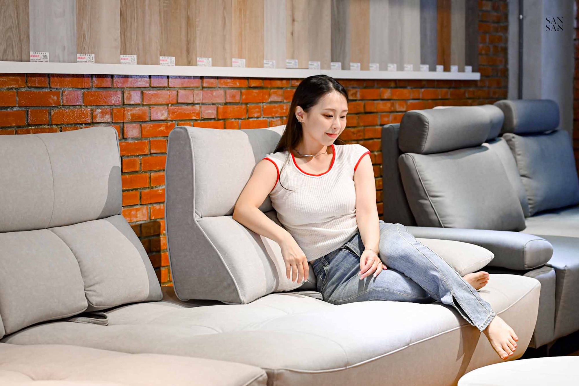 我正在試坐 Maris沙發，舒適的靠在椅背上