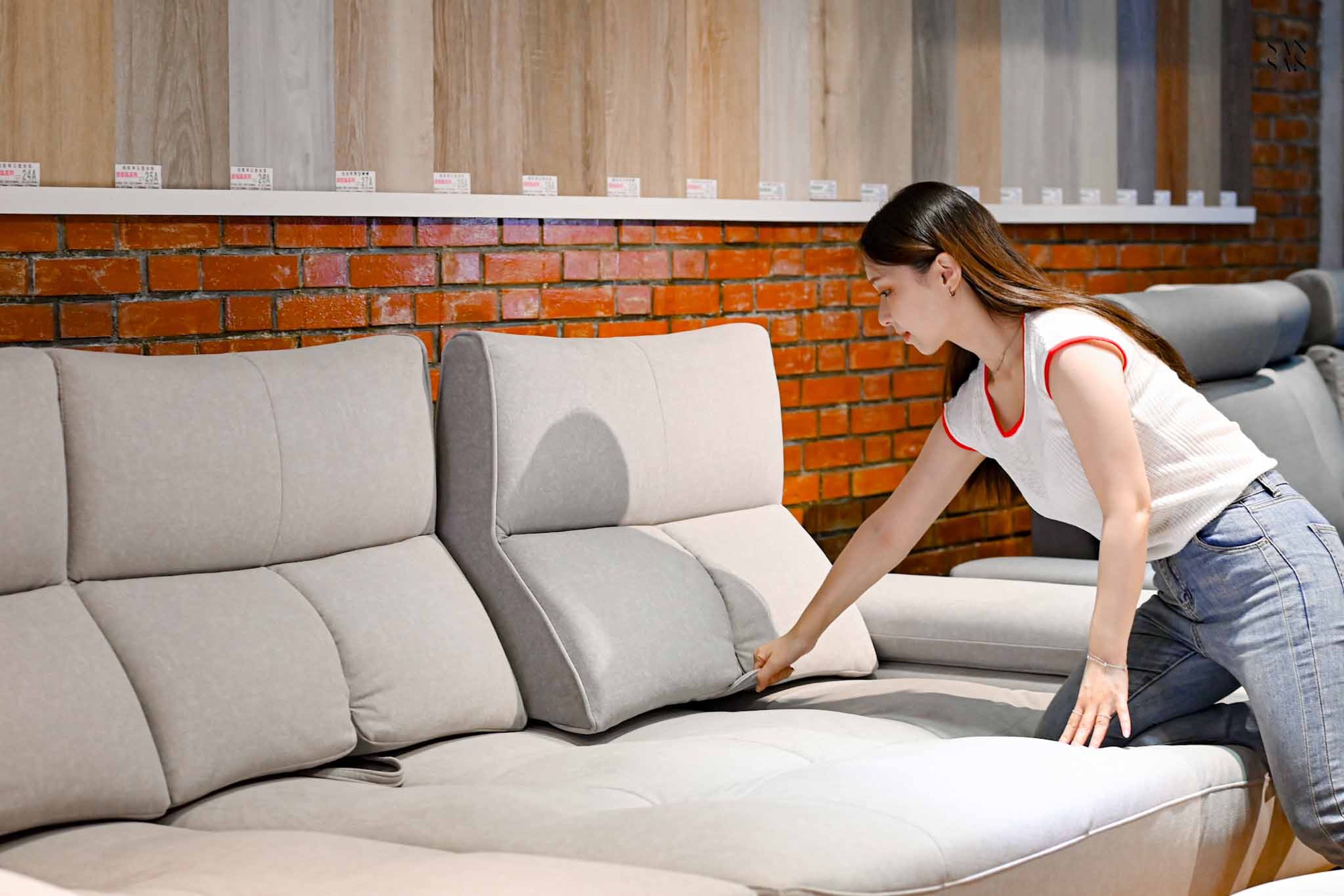 我正在拉 Maris沙發 的椅背調整深度