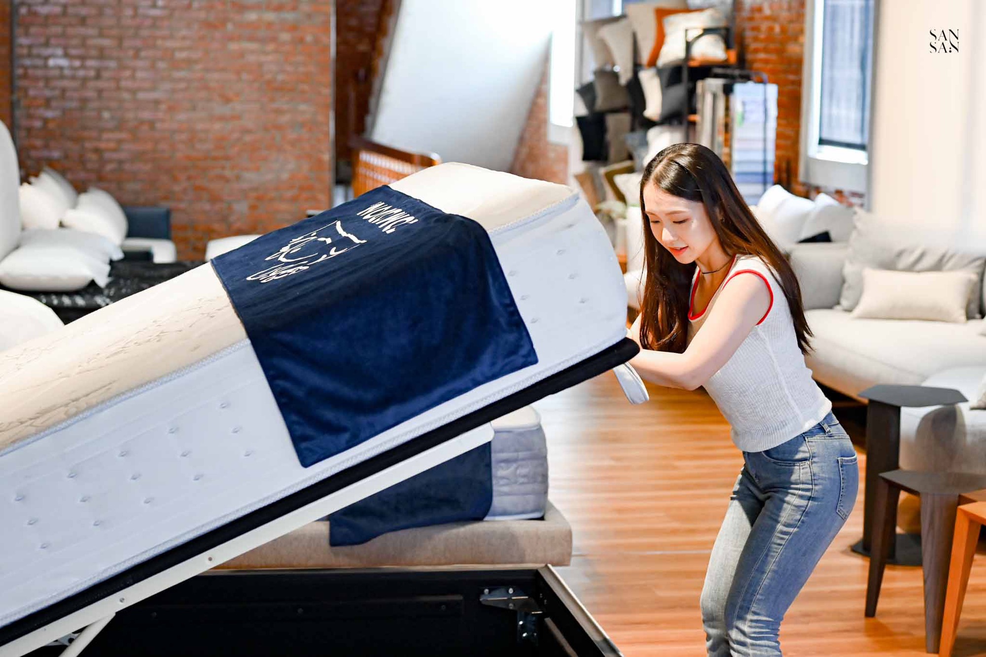 掀起的床架下有充足的收納空間