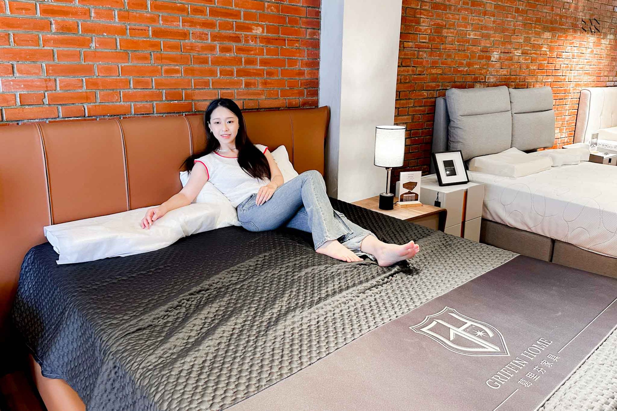 我是躺在葛里芬家具自己設計的床墊上，背靠著充滿時尚與品味的橘棕色皮革床頭櫃