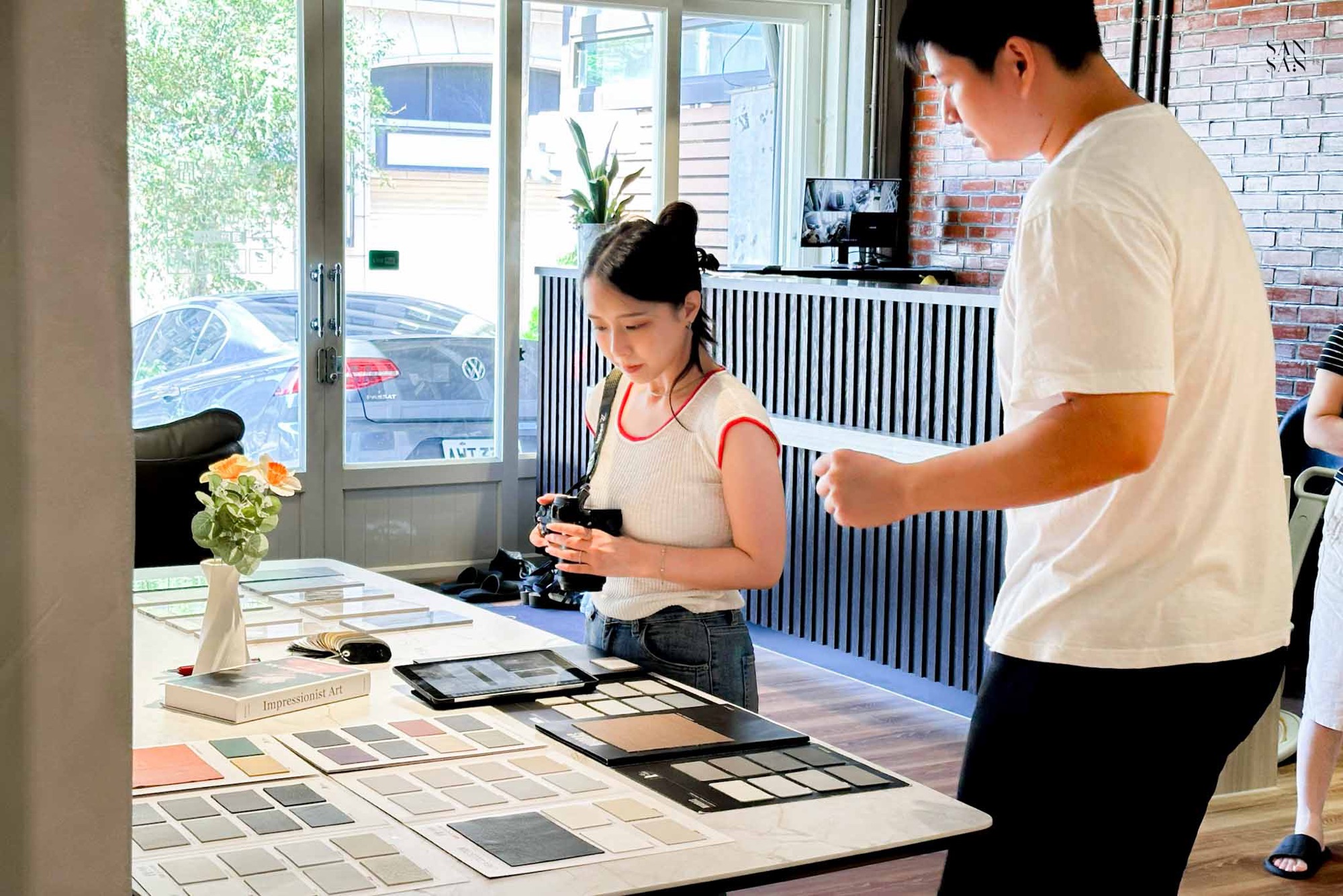 專業的老闆正在跟我說明 陳列在桌上的不同材質之間特性