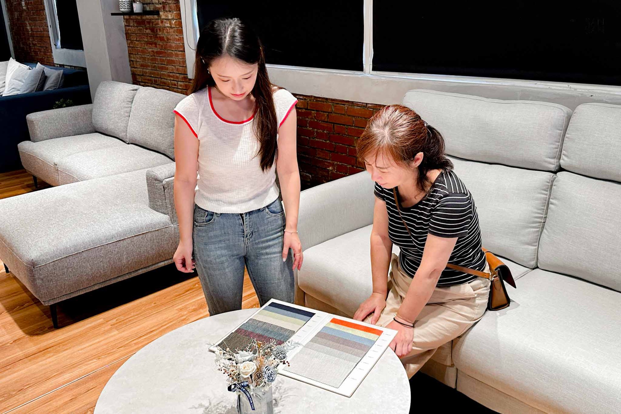 我和媽媽正在可提供客製的葛里芬家具裡挑選沙發材質