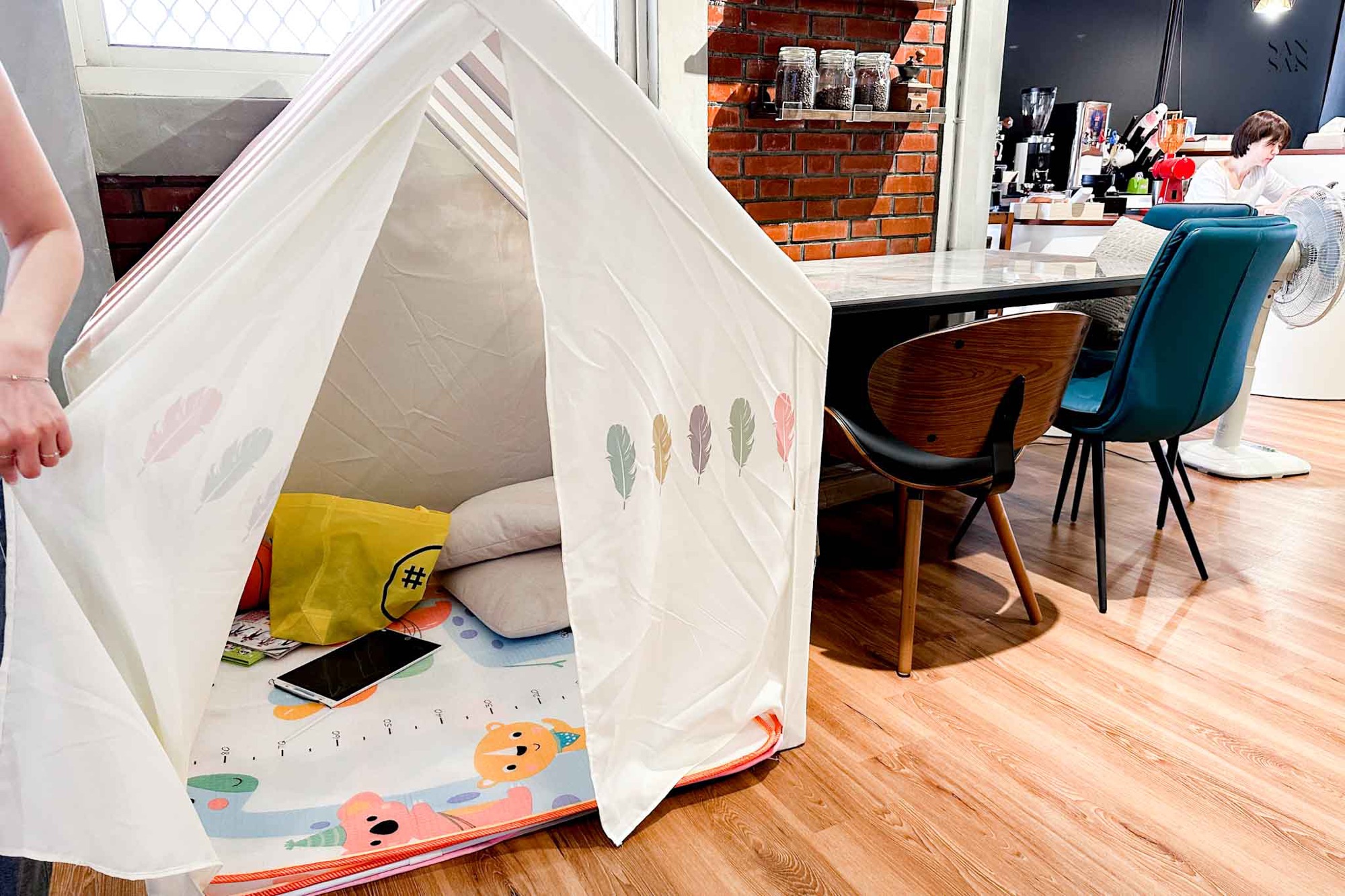 葛里芬家具提供親子友善空間，一樓規劃一處兒童遊戲帳篷可以嬉戲