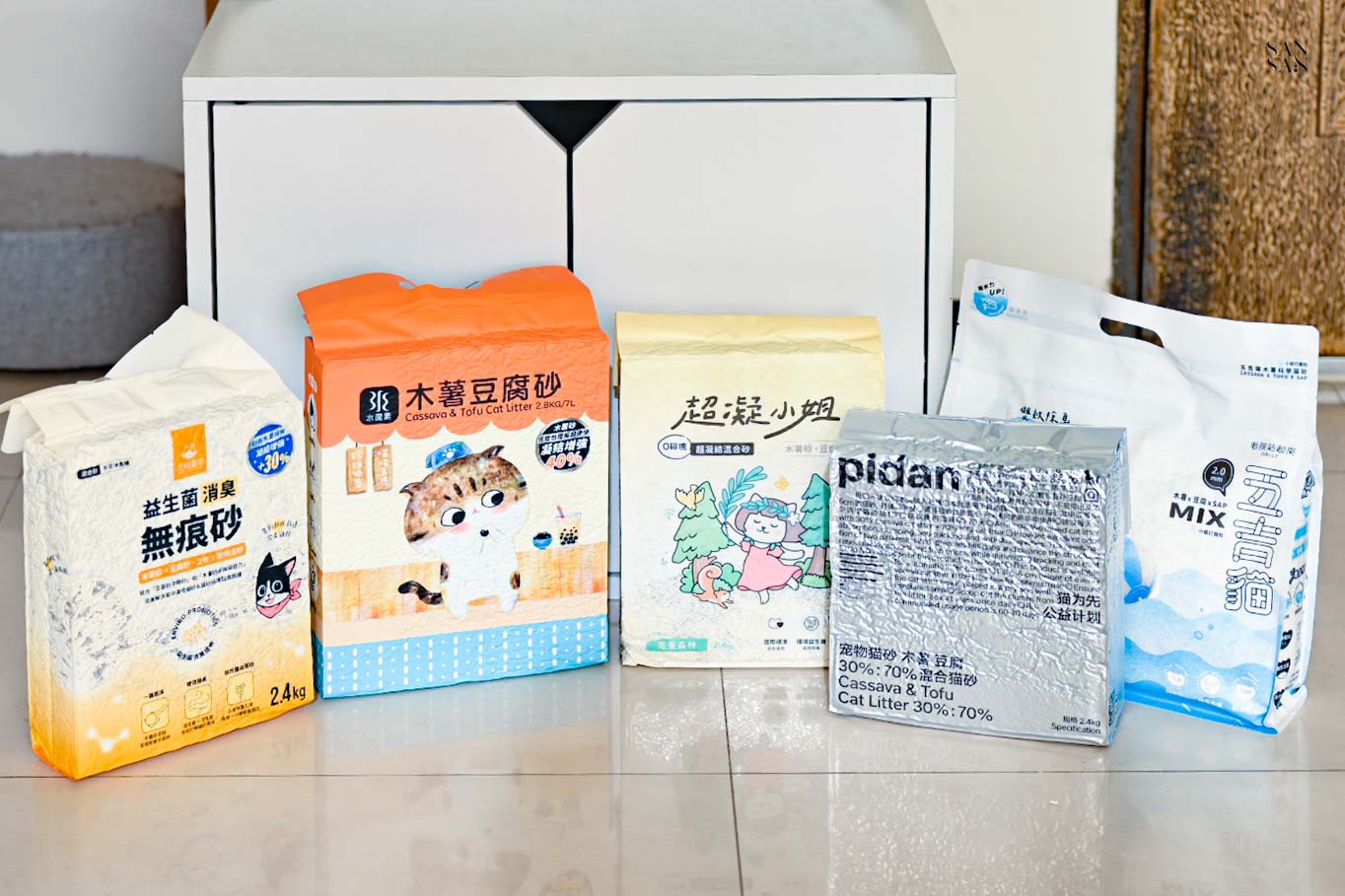 2025網友推薦五款木薯豆腐砂 開箱合照：【汪喵星球】益生菌消臭無痕砂、【水魔素】木薯豆腐砂、【超凝小姐】0碎塊超凝結混合砂、【五吉貓】木薯科學貓砂、【pidan】木薯豆腐